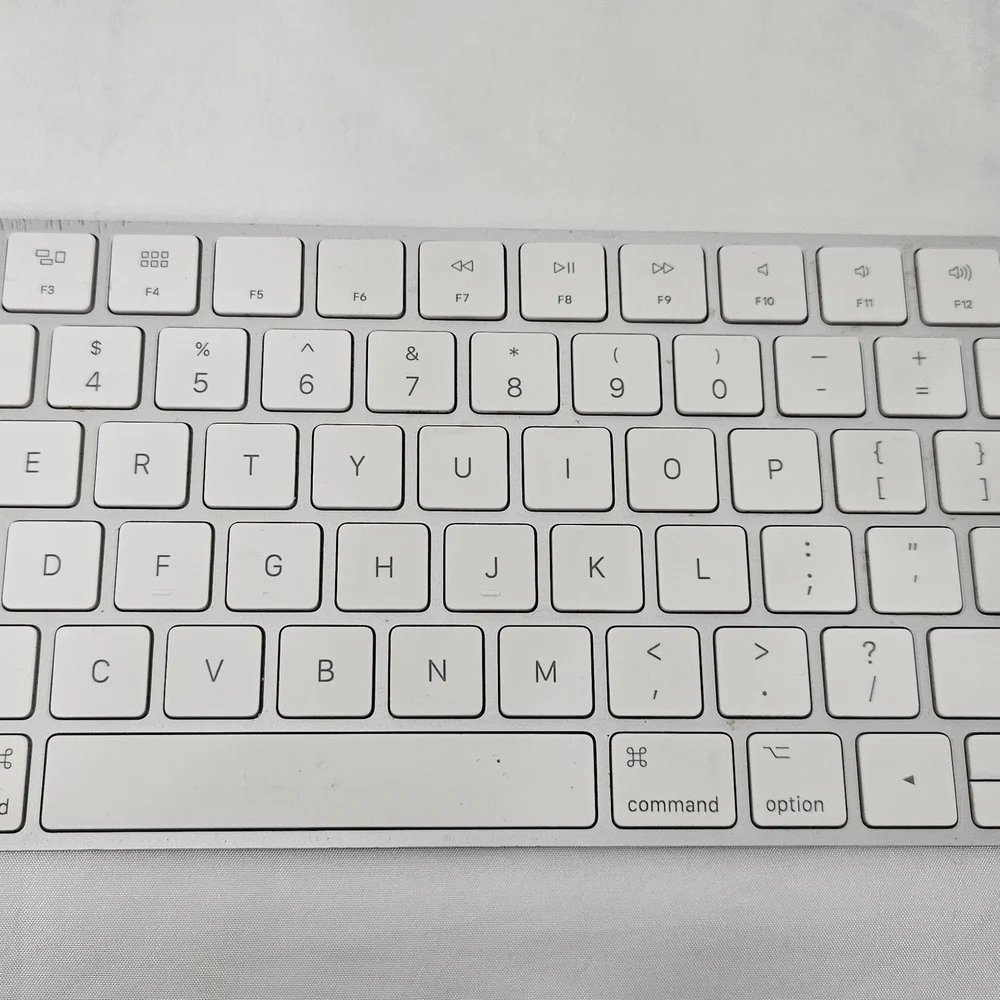 Apple Magic Keyboard - Silver and White #175